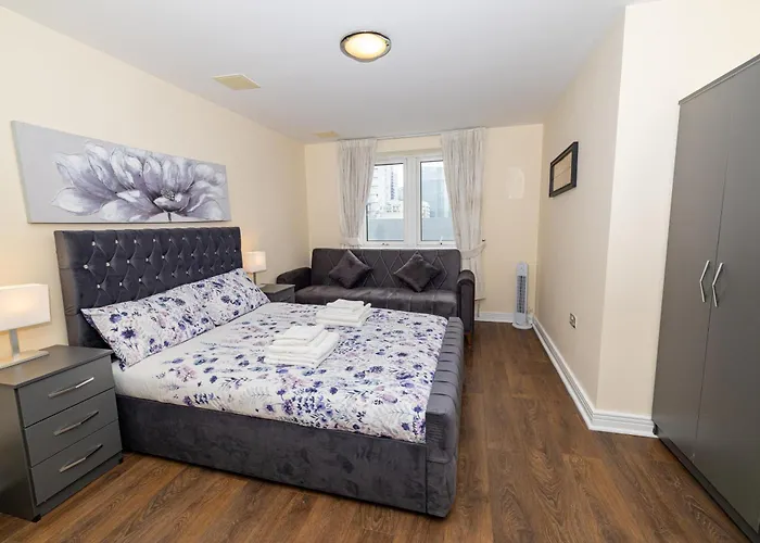 Two Bed Apartment Near Canary Wharf