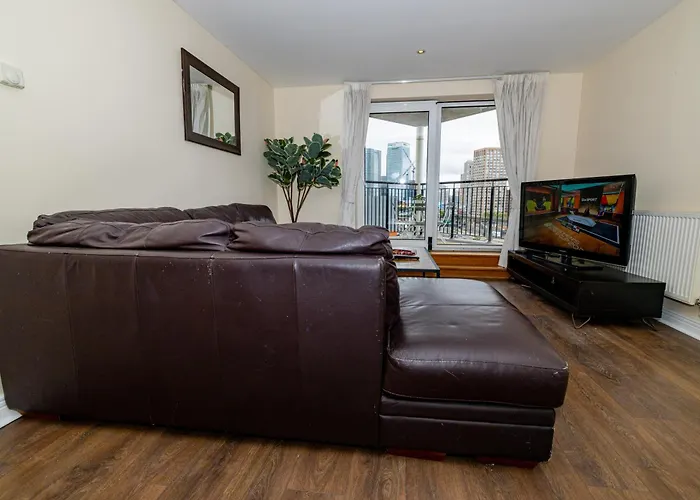 Two Bed Apartment Near Canary Wharf