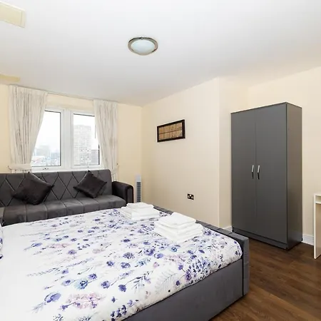 Two Bed Apartment Near Canary Wharf London Exterior photo