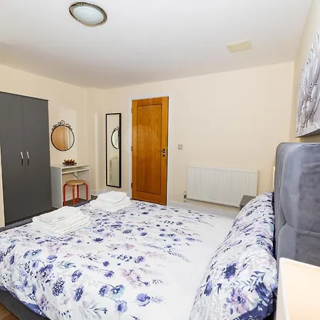 Two Bed Apartment Near Canary Wharf London Exterior photo