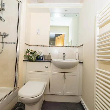 Two Bed Apartment Near Canary Wharf London Exterior photo