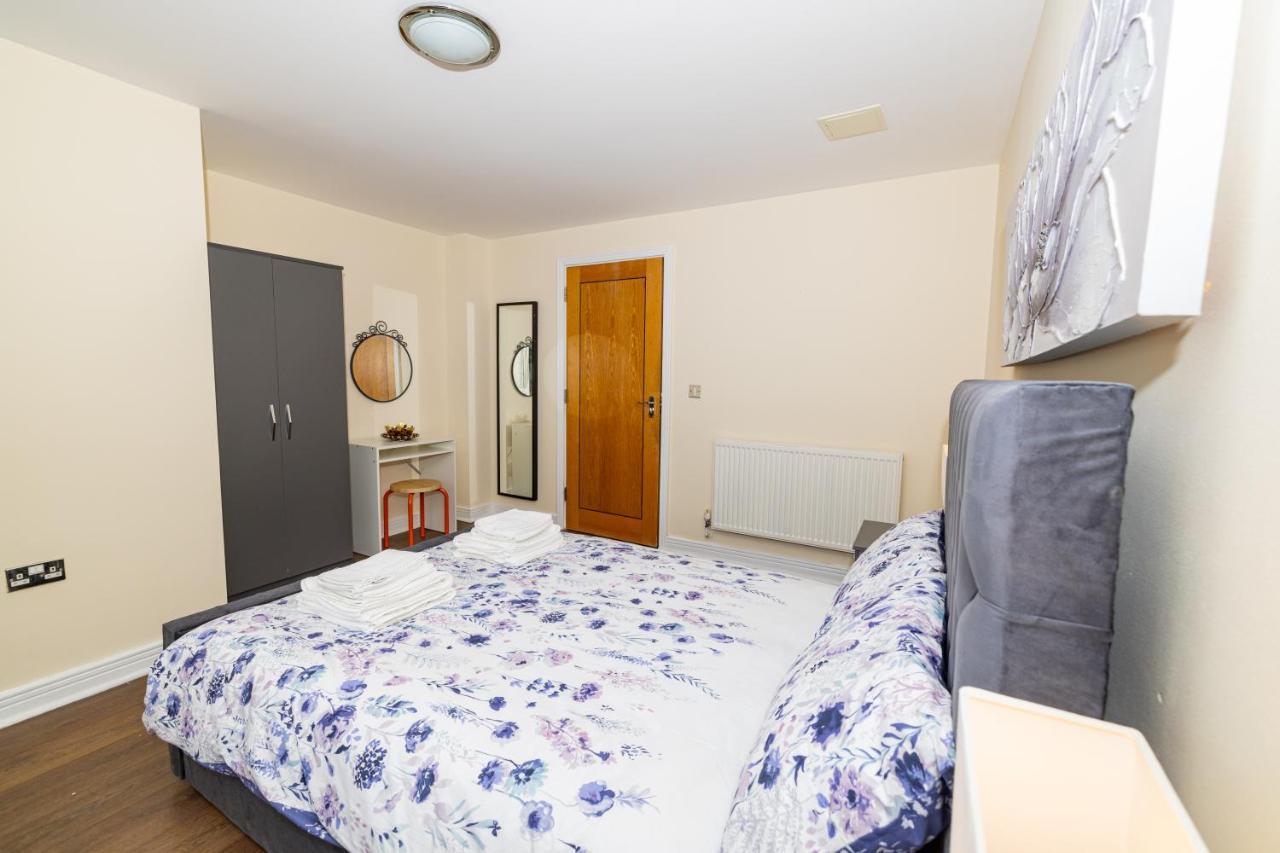 Two Bed Near Canary Wharf Апартаменты *