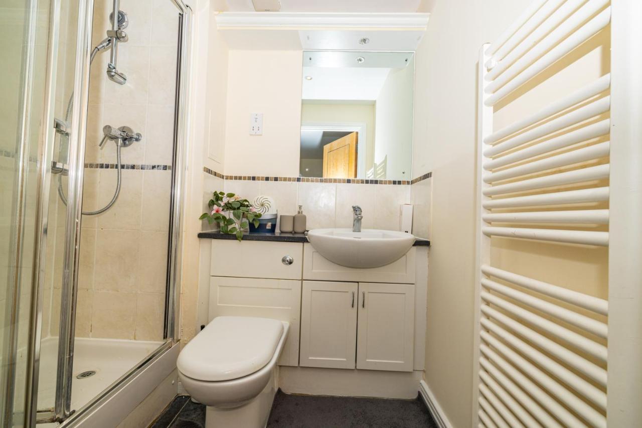 Апартаменты Two Bed Near Canary Wharf *