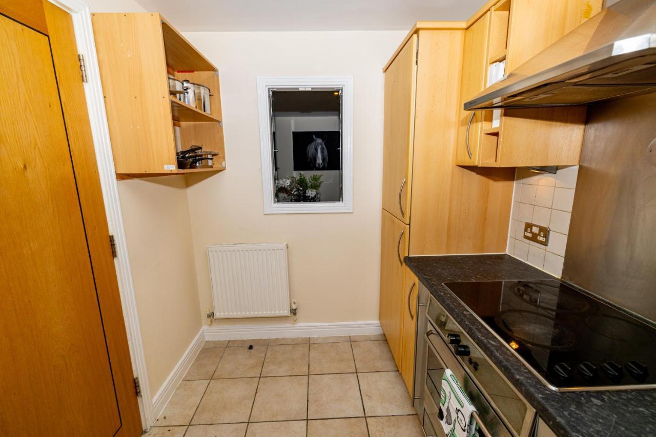 Апартаменты Two Bed Near Canary Wharf Лондон
