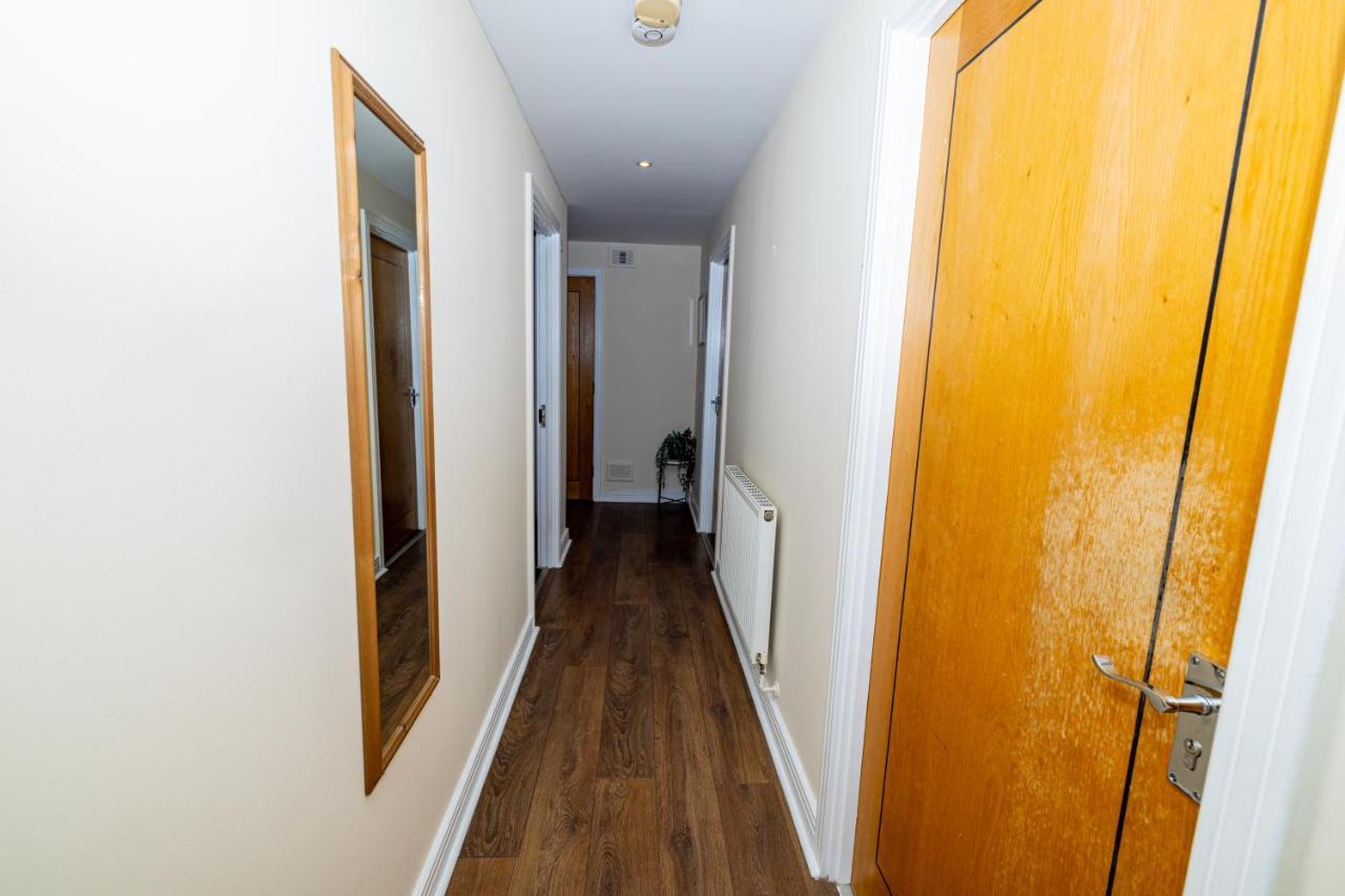 Two Bed Near Canary Wharf Лондон