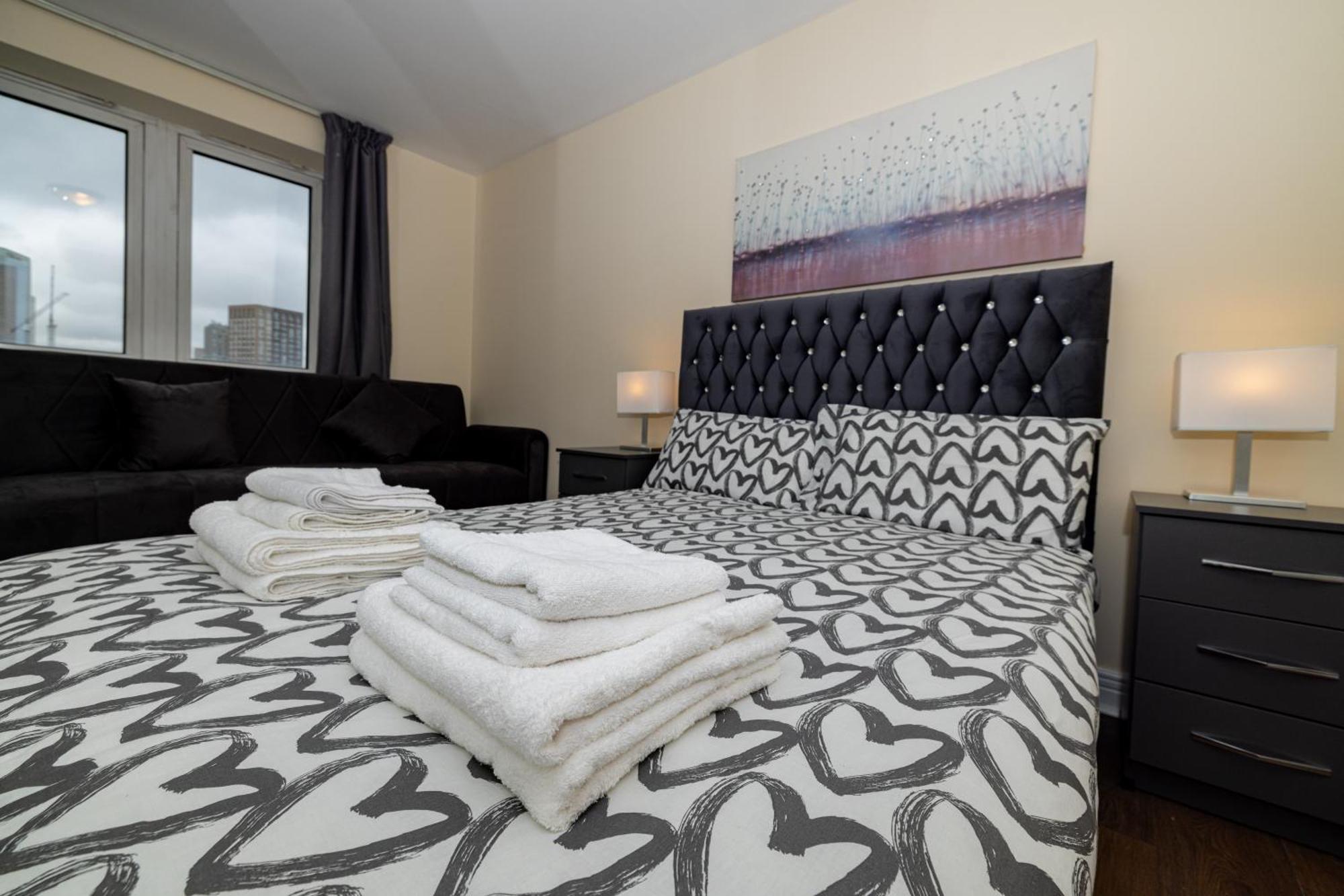 Апартаменты Two Bed Near Canary Wharf Лондон