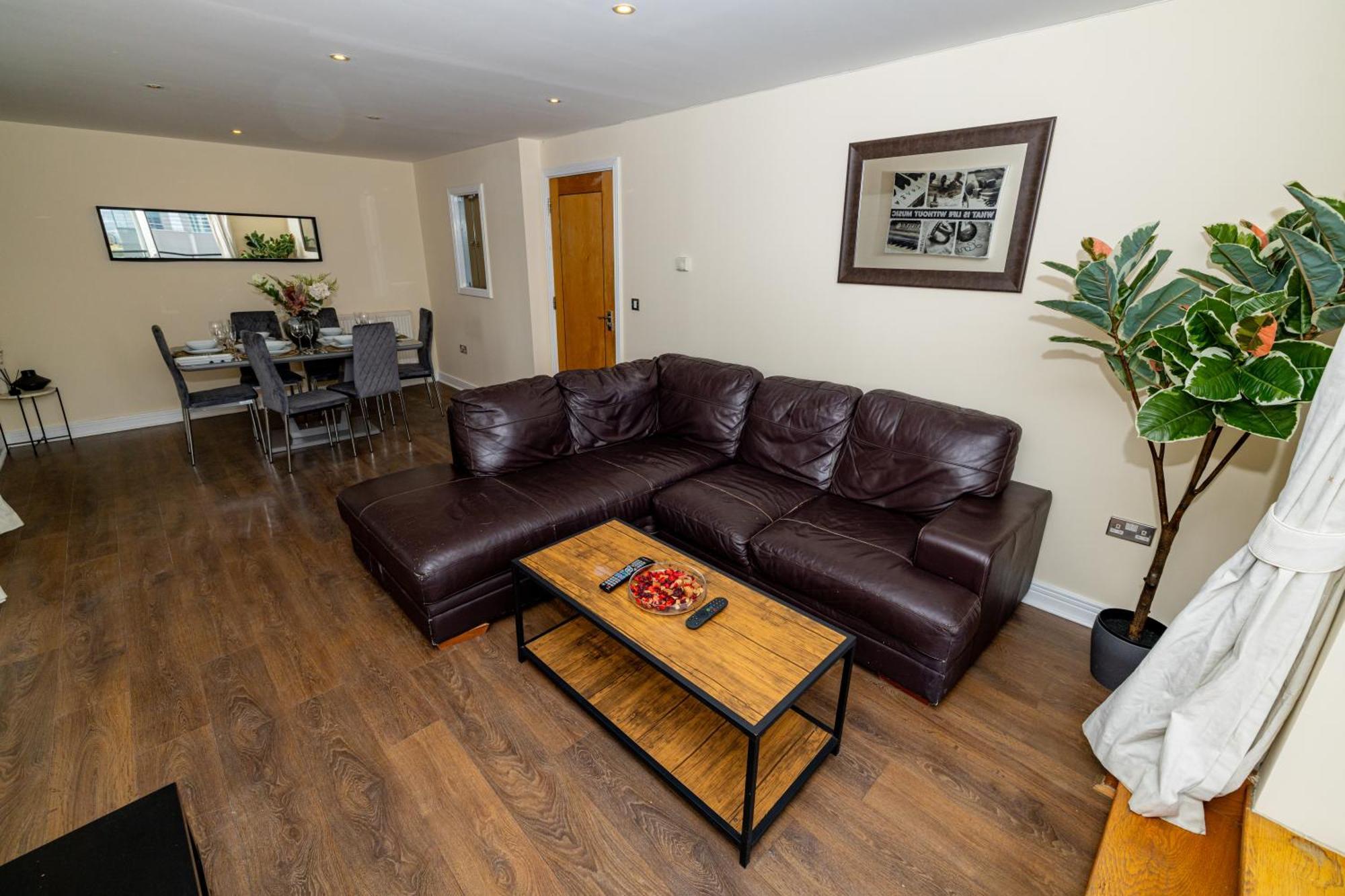 Two Bed Near Canary Wharf Лондон